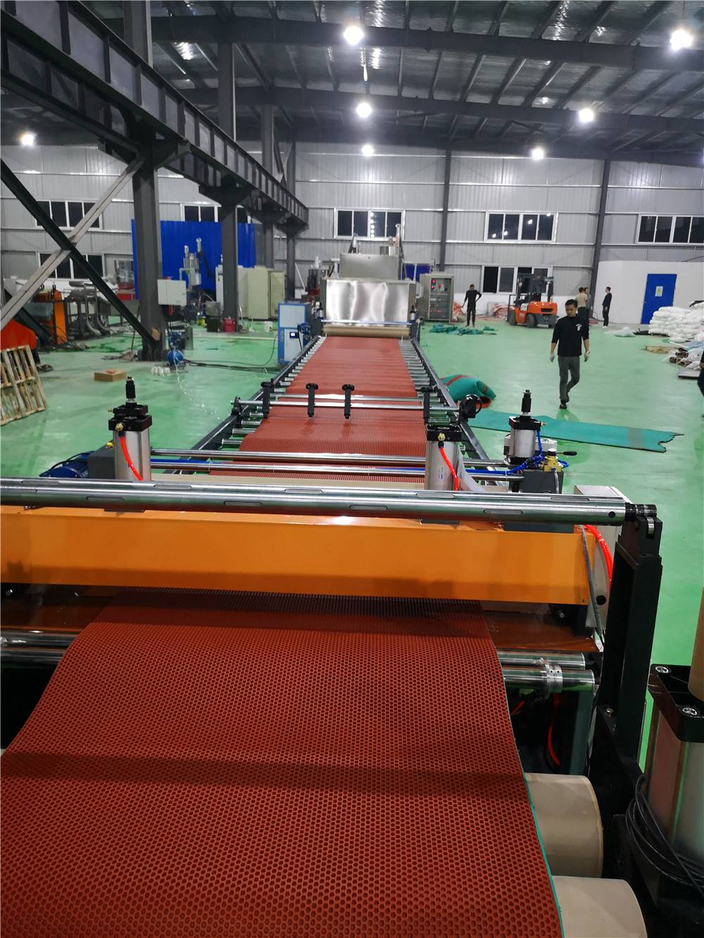 环保塑胶材料再生新篇章 丁基胶防腐卷材与预制型跑道生产线关键技术解析